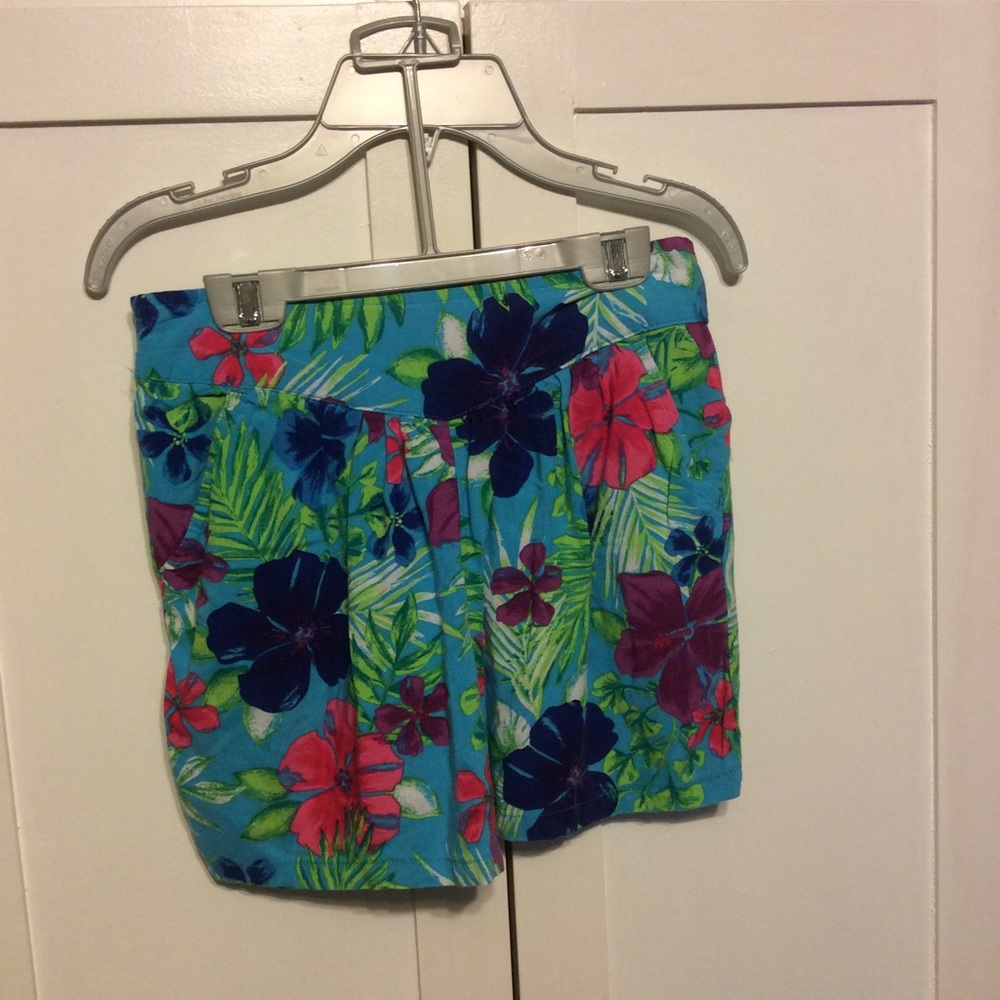 Vintage look, high waist tropical shorts